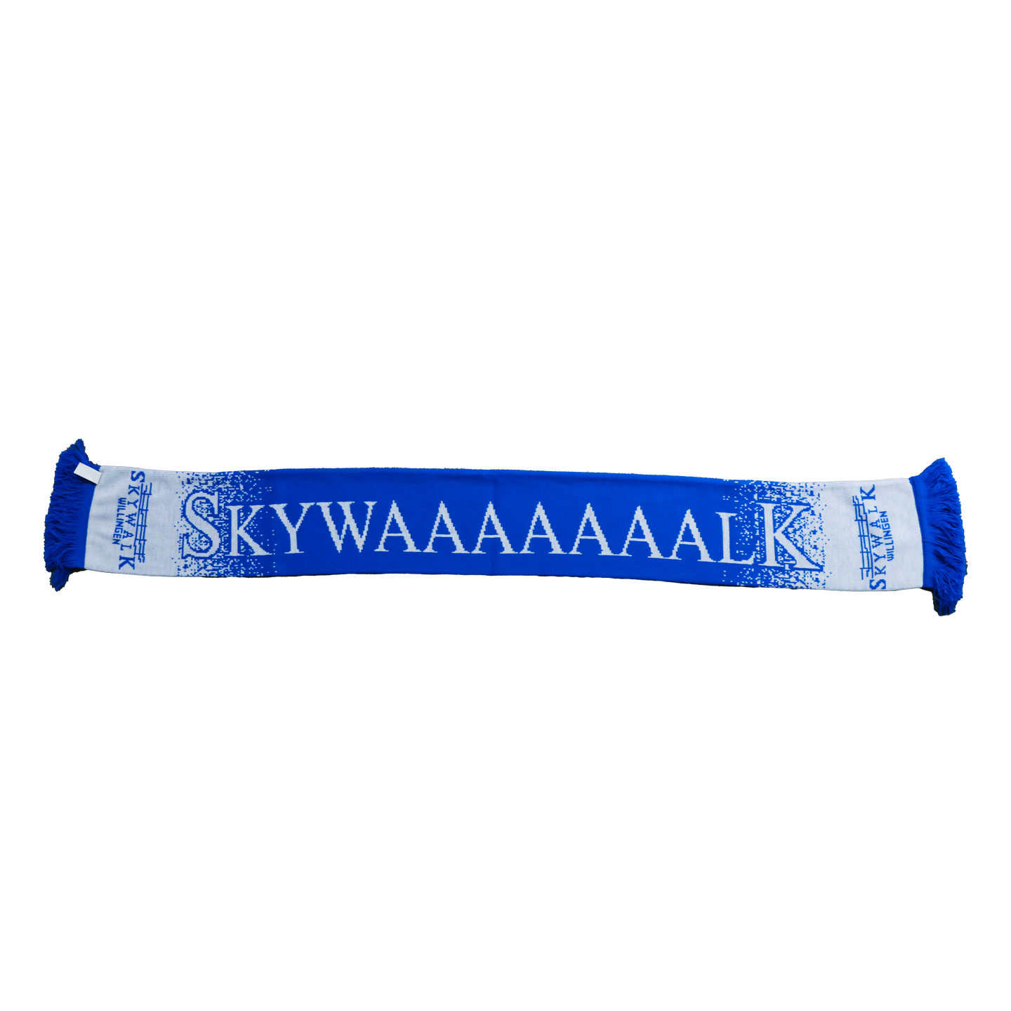 Bild: Es zeigt den freigetellten Strickschal von der gegenüberliegenden blaulastigen Seite. Die Enden sind mit einem weichen übergang weiß In der Mitte ist er blau. Das Wort "Skywaaaaaaalk" ist mittig  Insgesamt ist drei mal das Skywalk-Willingen Logo auf dieser Seite darauf gestrickt. An den weißen Enden ist jweils in blau das Skywalk-Willingen Loge gestickt.