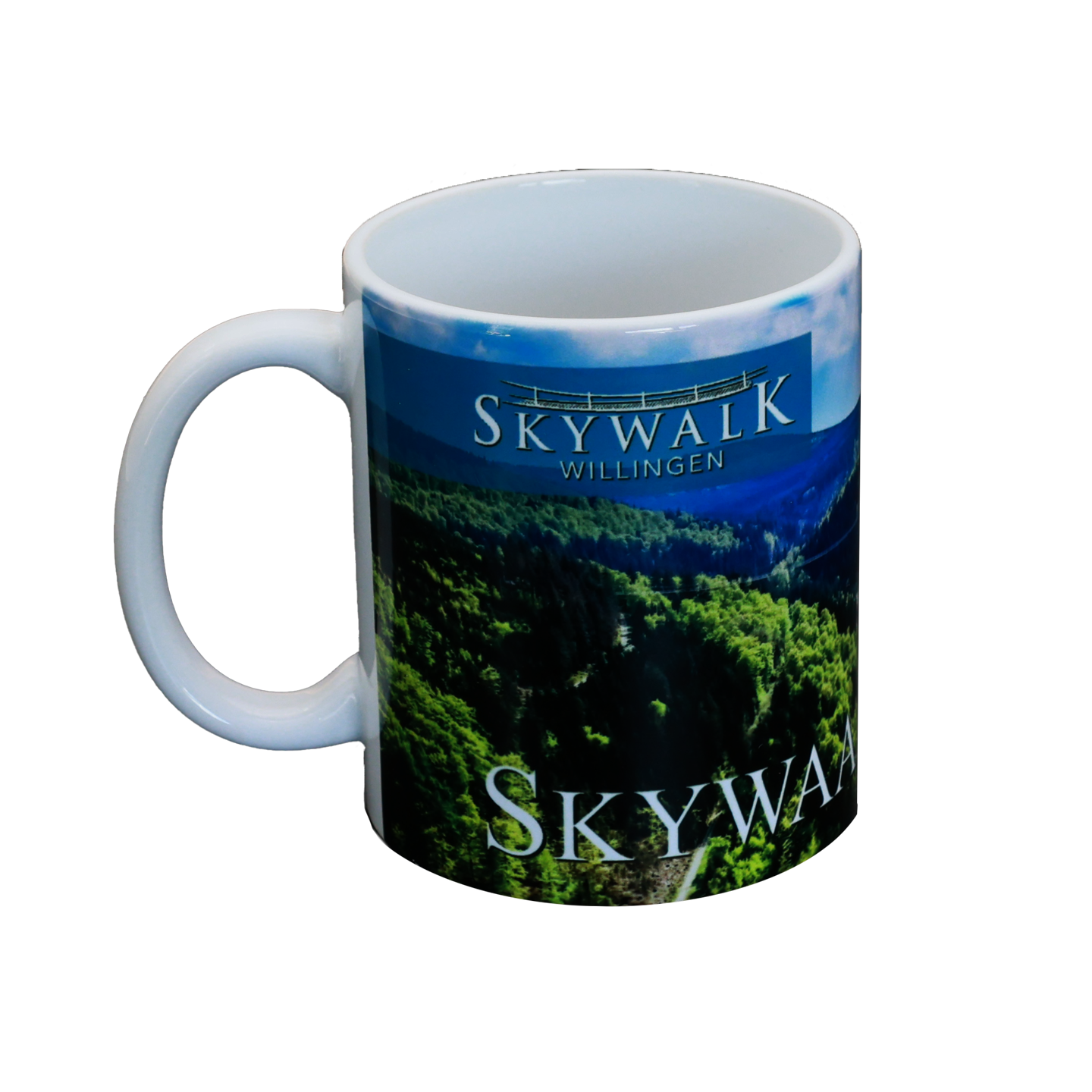 Bild: Die weiße Bildmotivtasse vom Skywalk-Willingen mit Henkel links. Das Logo ist im obenen Teil des Luftbilds. Das Logo ist leicht blau hinterlegt. Weiter unten sind die ertsen Buchstaben in weiß des Worts Skywaaaaaalk zu lesen. Dabei ist der Witz daran die verlängerten aufeinanderfolgenden As. Das Wort ist auf das Luftbild gedruckt.