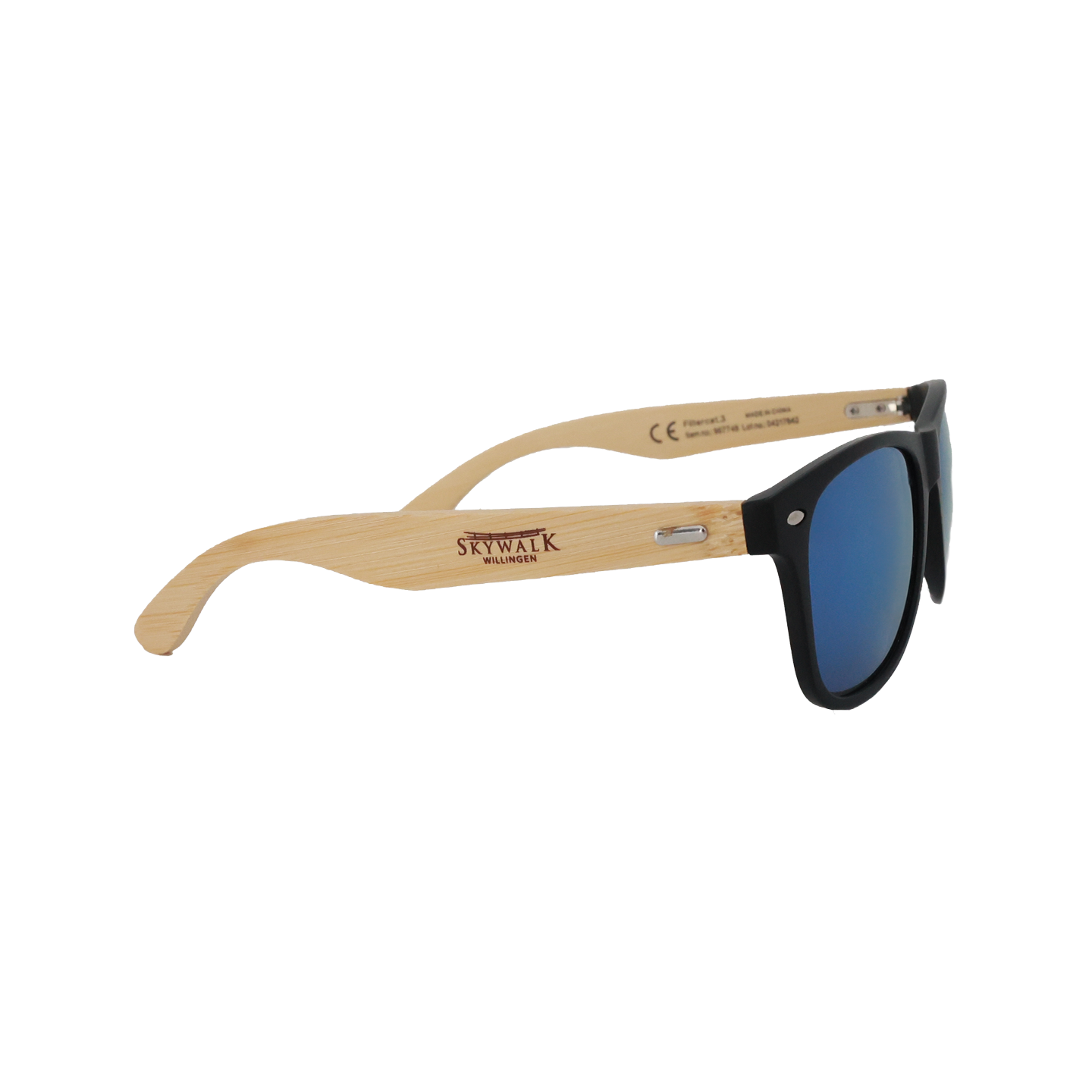 Bild: Es zeigt die Sonnenbrille von der Seite. Sie hat helle Bügel aus Bambus und in rotbraun das Skywalk-Willingen Logo auf der rechten Seite. Im inneren des linken Bügels sieht man das CE-Zeichen. Die Brille hat eine schwarze Vollumrandung der blau verspiegelten Sonnenschutzgläser.