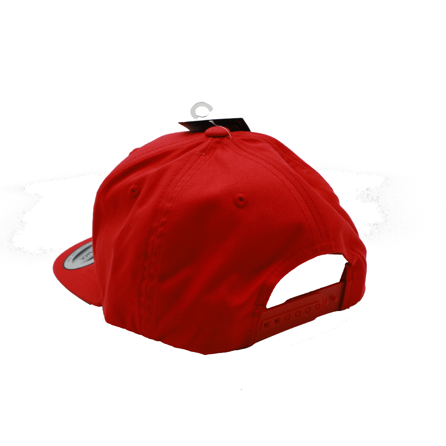 Bild: Es zeigt die Kappe "Twill Snapback" in rot für Kinder seitlich von hinten im Versandzustand mit Produktzettel. Die Kappe ist Größenverstellbar durch ein Kunststoffband, welches sind in ein zweites einklicken lässt. Personen mit Pferdeschwanz können Ihn bequem hinten durch die Lasche tragen. 