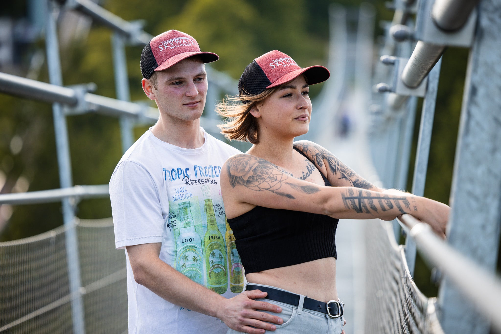 Bild: Es zeigt ein junges Paar. Beide tragen die selbe Kappe. Die Kappe ist nämlich unisex, also für Männer und Frauen gleichermaßen geeignet.