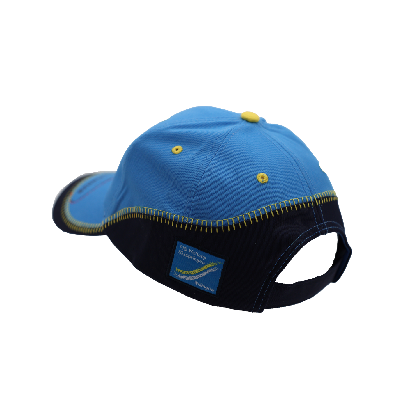 Rückansicht derselben Baseballkappe in leuchtendem Blau mit schwarzem unteren Bereich und gelben Akzenten. Die Kappe hat insgesamt sechs gelbe Belüftungslöcher sowie einen gelben Knopf auf der Oberseite. Entlang der Naht zwischen dem blauen und dem schwarzen Stoffbereich verläuft eine markante gelbe Ziernaht. Auf der Rückseite ist ein Etikett aufgenäht, das ein stilisiertes gelbes Skisprungprofil auf blauem Grund zeigt, daneben steht: „FIS Weltcup Skispringen Willingen“. Der untere Rand ist dunkelblau.