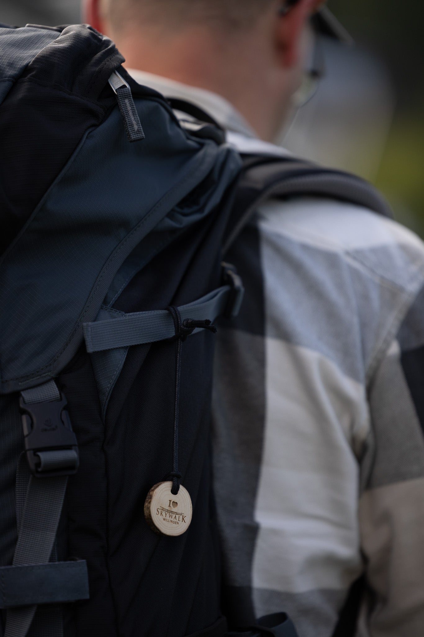 Es zeigt den Hangtac an einem Rucksack befestigt.