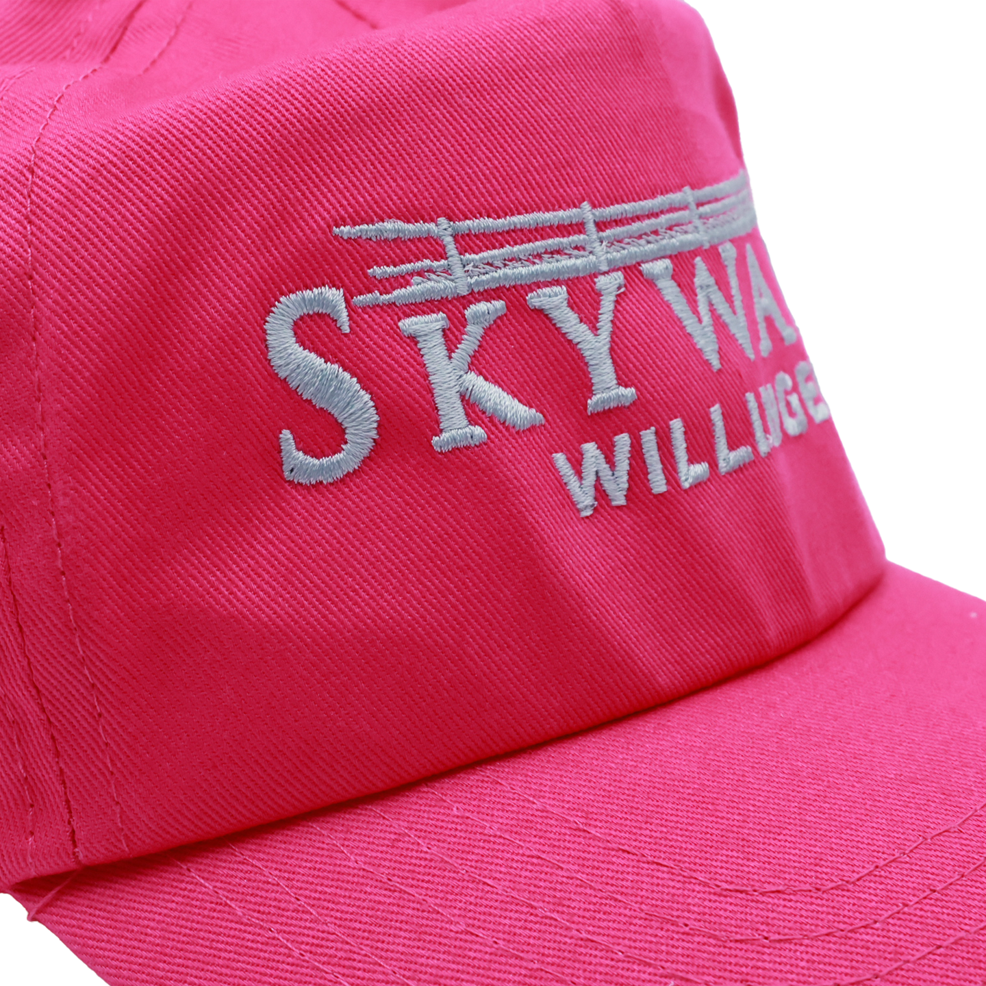 Bild: Das Bild zeigt eine Nahaufnahme der Bestickung der pinken 5-Panel Kappe für Jugendliche.